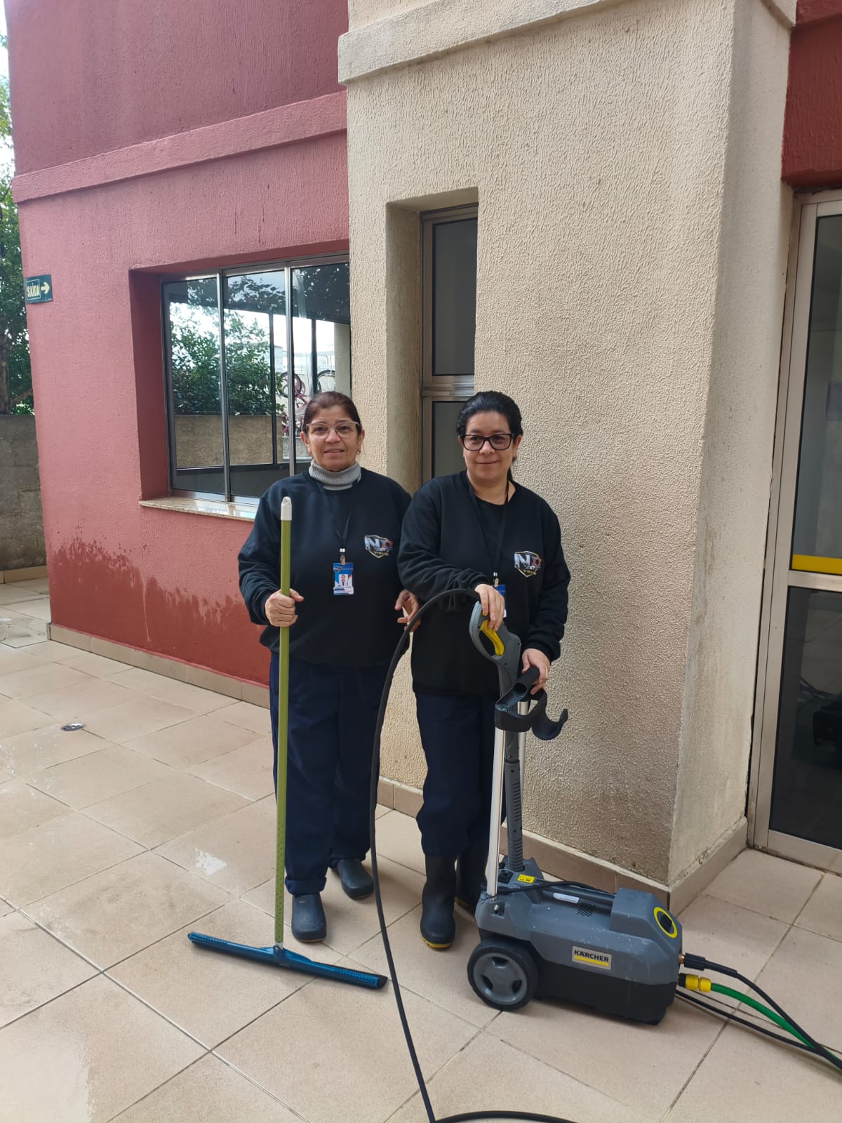 Duas profissionais de limpeza do Grupo Visum com equipamentos